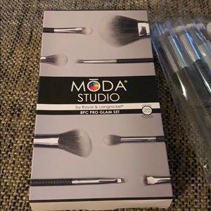Moda Makeup - Moda Studio 8 Piece Brush Set NWT Moda Makeup - Moda Studio 8 Piece Brush Set NWT